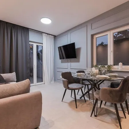 Gostinjska kuća Apartments Lacrima With Motorboat 5*