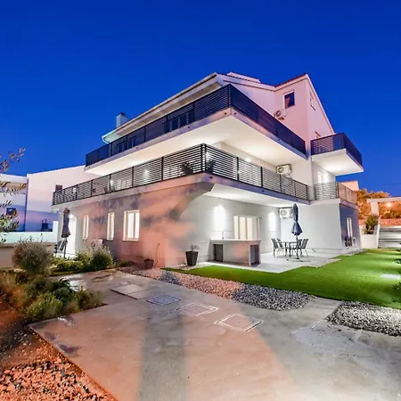 Apartments Lacrima With Motorboat 5*